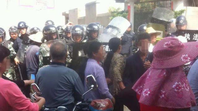 Des policiers bien armés bloquent les fidèles qui protestent contre l’ordre de destruction5