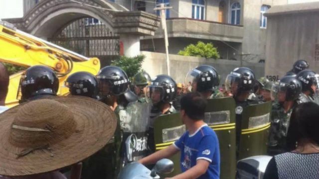 Des policiers bien armés bloquent les fidèles qui protestent contre l’ordre de destruction8