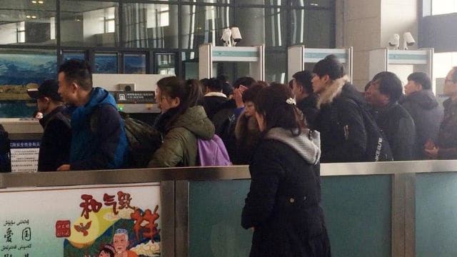 Les voyageurs quittant le Xinjiang doivent également se soumettre aux procédures de contrôle de sécurité.