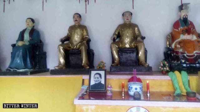 Des statues de Mao Zedong, de Sun Yat-sen, et de sa femme Soong Ching-ling, sont disposées à l’intérieur du temple Tianbao