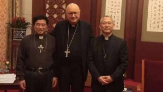 Mgr Claudio Maria Celli , avec l’évêque Vincent Zhan Silu et Mgr Guo Xijin, au Diaoyutai State Guesthouse à Beijing
