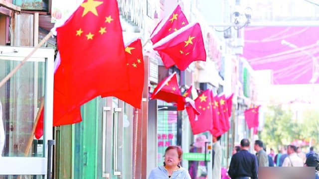 Rue au Xinjiang pleine de drapeaux