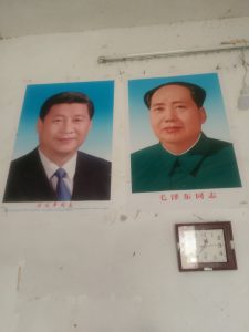 Portraits de Xi et de Mao, dans la maison chrétienne.