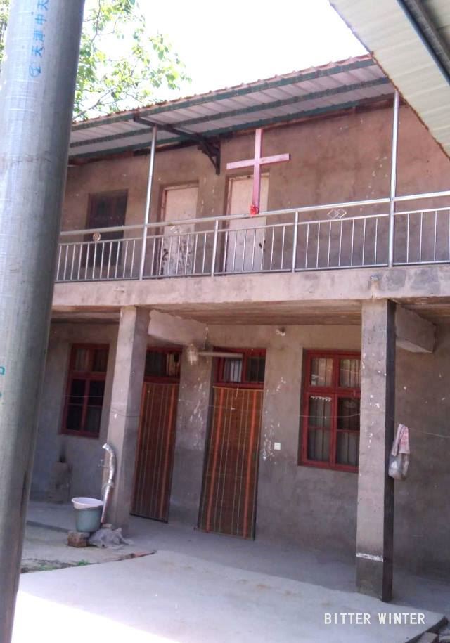 1The-church-of-Antou-village-in-Jiaocun-town-Lingbao-city-before-its-cross-was-taken-down