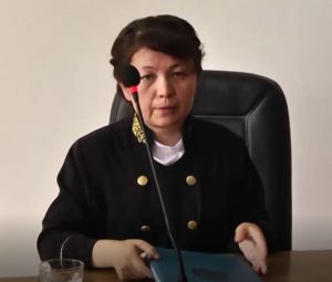 La juge Dinara Quiqabaeva annonce le verdict
