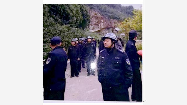 Les agents de police du PCC maintenant un cordon policier à la montagne de Songshan