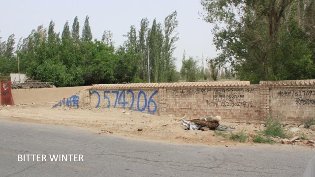 Mur laissé par la mosquée démolie du groupe 1, au village Huanglugang