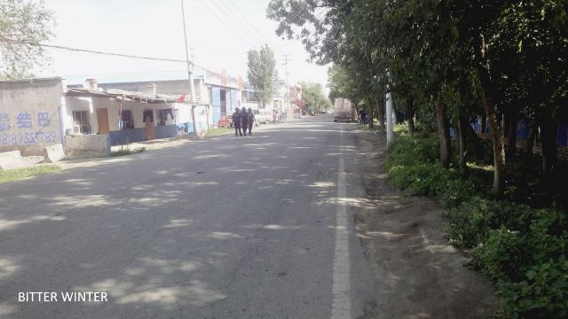 Village d’Ergong : la police fait des patrouilles. (Li Benbo/Bitter Winter)