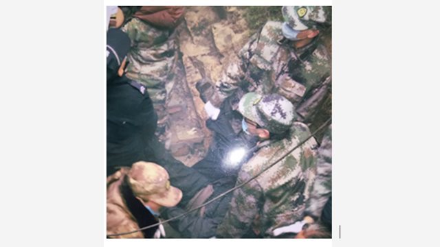 officiers de police du PCC traînant par terre par les mains une personne âgée2