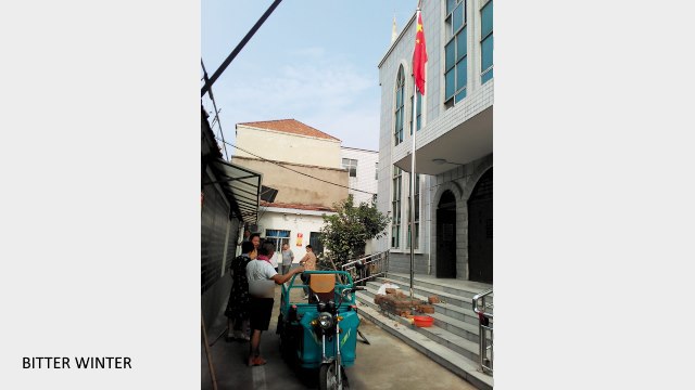 Un drapeau chinois est érigé dans une église du village de Xiguan7