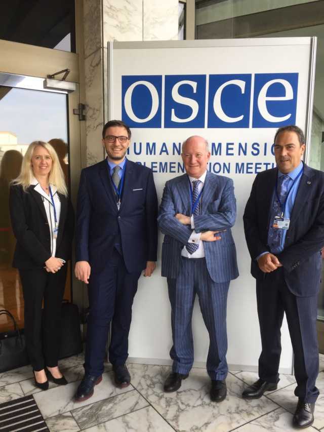 Massimo Introvigne à la réunion de l’OSCE à Varsovie avec Christine Mirre et Thierry Valle de l’ONG CAP-LC et Alex Amicarelli, avocats spécialisés dans la défense des droits de l’homme