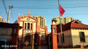 Religion chine,Christianisme,Église des Trois-Autonomies,Drapeau national flottant à l’église,Liberté Religieuse