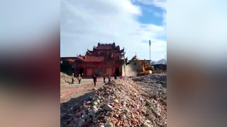 1 000 agents du gouvernement démolissent un temple bouddhiste