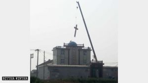 a croix en train d’être enlevée de l’Église des Trois-Autonomies chrétienne du village de Shuaizhuang
