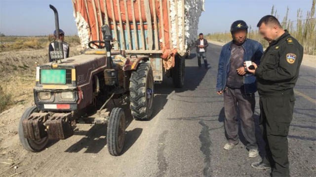 La police conduit des inspections dans la rue, Xinjiang, Chine