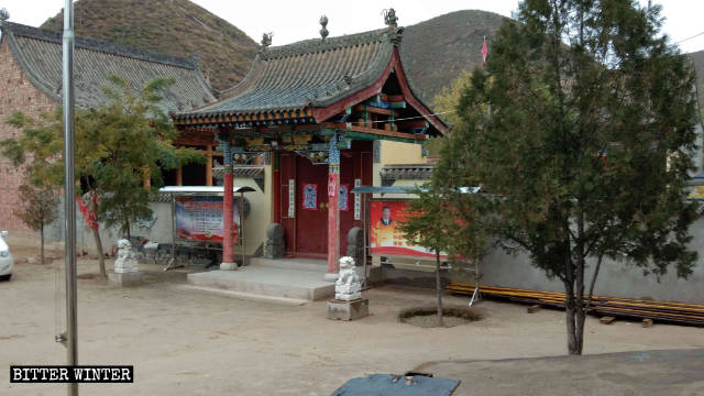 Le drapeau national hissé à l’entrée du temple Baiyi.