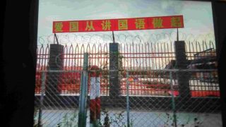 Dans le Xinjiang, le mur d’enceinte du jardin d’enfants ouïghours a été équipé de barbelés. Le slogan: Aimer son pays, c’est d’abord parler mandarin