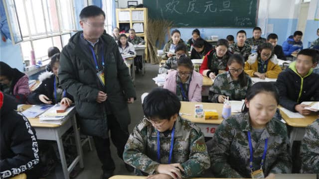 Un professeur en poste dans le Xinjiang en train d’enseigner dans sa classe.