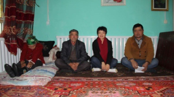 Xinjiang, une fonctionnaire et sa famille d’accueil ouïghoure