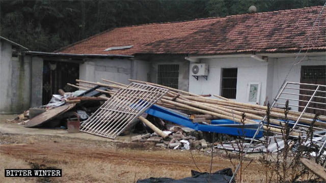 La maison de fortune construite près du domicile d’un croyant local a aussi été démolie.
