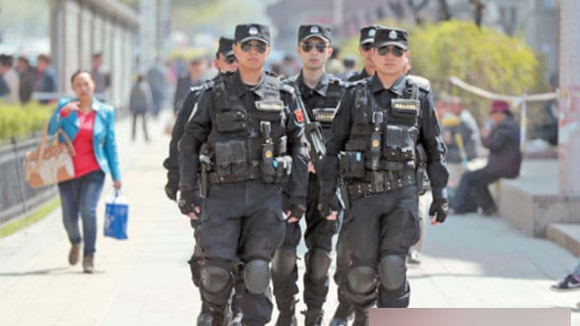 On fait souvent appel aux forces de police spéciales pour le « maintien de la stabilité » partout au Xinjiang.