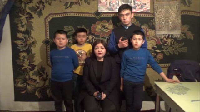 L’avocate Umarova avec des enfants « orphelins »