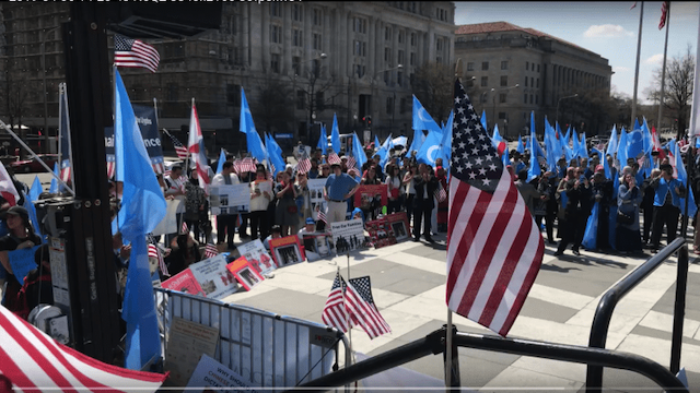 La foule de Ouïghours manifestants