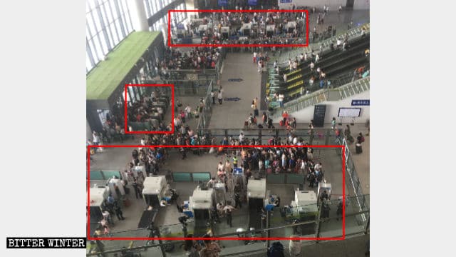 La zone de contrôle de sécurité à la gare d’Urumqi.