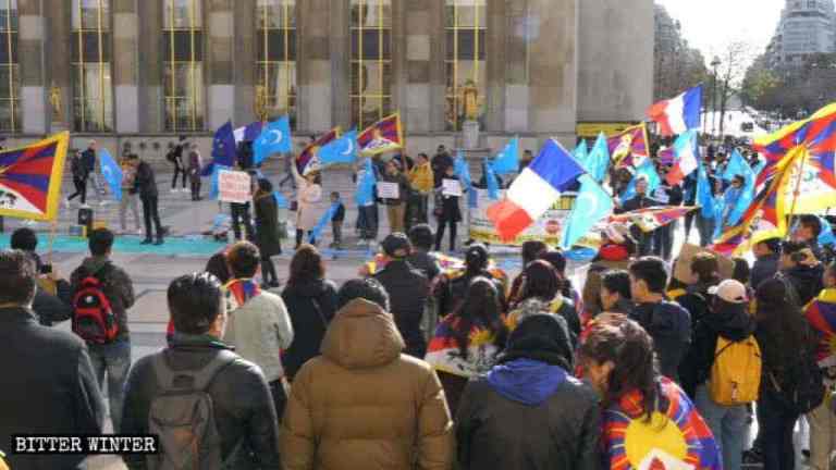 Manifestation sur la place du Trocadéro à Paris