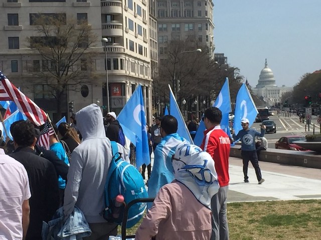 Des Ouïghours et leurs soutiens arrivent au rassemblement