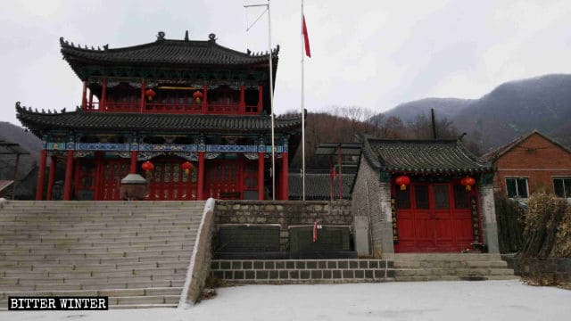 Les autorités ont interdit l’offrande d’encens dans le temple taoïste Ruifeng situé sur mont Longfeng dans le comté de Xiuyan.