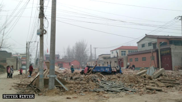 Débris, après la démolition de l’église du village de Yanwangmiao.