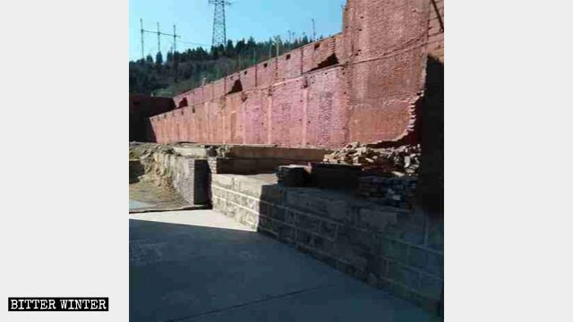 Seuls les murs des bâtiments du temple subsistent après les travaux de démolition.