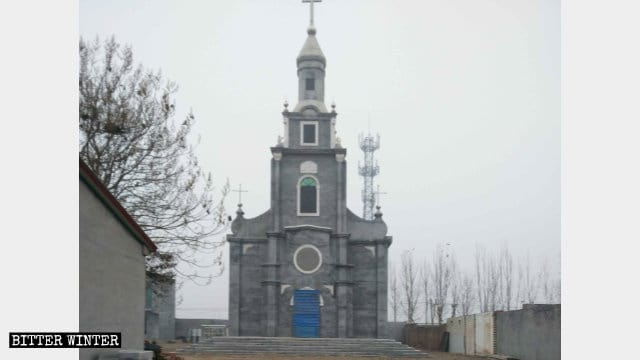 L’entrée de l’église de Dechao a été bloquée et la zone où une statue de saint était placée au-dessus du portail de l’église a été également bloquée.