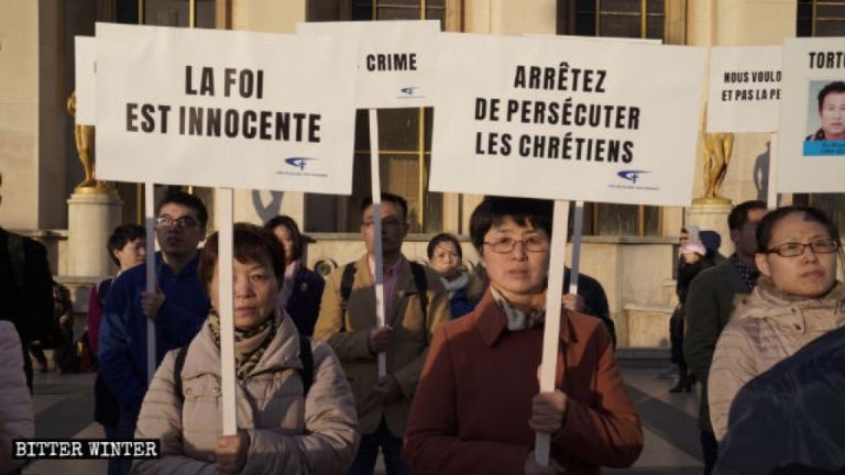 Des membres de l’EDTP manifestent en brandissant des pancartes sur lesquelles sont inscrits les slogans « Stop à la torture », « La foi n’est pas un crime ».