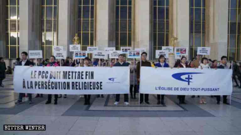 Des membres de l’EDTP manifestent sur la place du Trocadéro à Paris pour dénoncer le PCC qui persécute leur Église depuis longtemps.