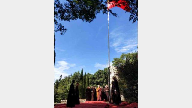 Des moines au temple Wanshan situé dans la ville de Lushan, dans la province du Jiangxi, assistent à une cérémonie de levée du drapeau.