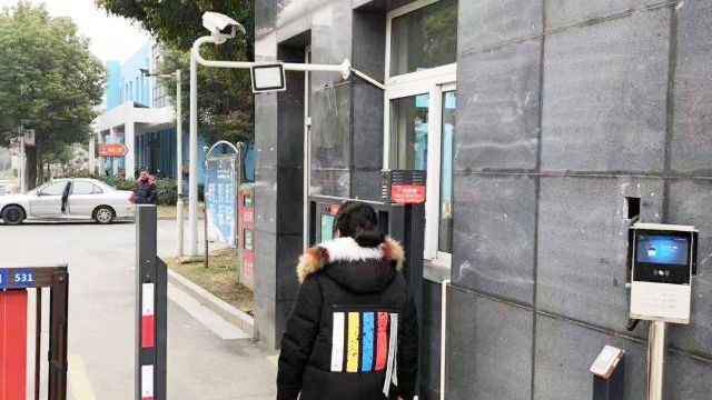 Tout résidant a l’obligation de se faire scanner le visage avant d’entrer dans une communauté, dans la province du Jiangsu.