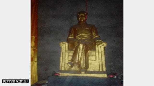 La statue de Mao Zedong précieusement conservée dans le temple Xiaozhaolou dans le canton de Huangzhong.