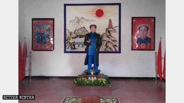 Une statue de Mao Zedong et les portraits de quatre « grands hommes » du PCC au Palais Wanshou dans la ville de Jiujiang.