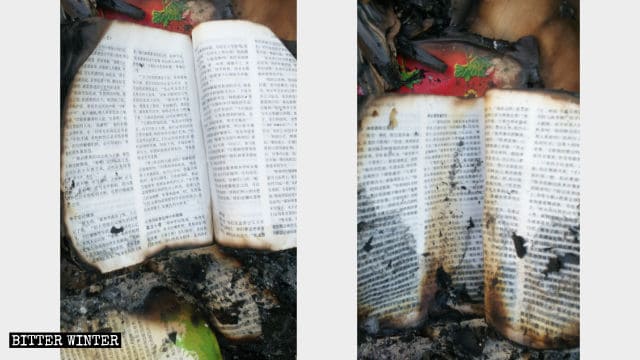 Des bibles brûlées récupérées.