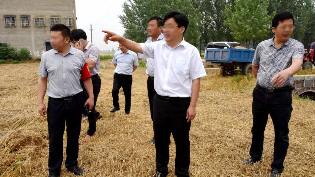 Les représentants du gouvernement d’un comté du Henan mènent une inspection.