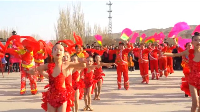 Des jeunes filles ouïghoures vêtues de costumes « chinois » pour célébrer le Nouvel An chinois à Turpan. Cela exaspère les Ouïghours étant donné que leurs normes culturelles sont bafouées.