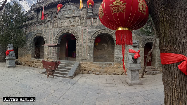 Entrée principale du temple Lianhua avant sa fermeture.