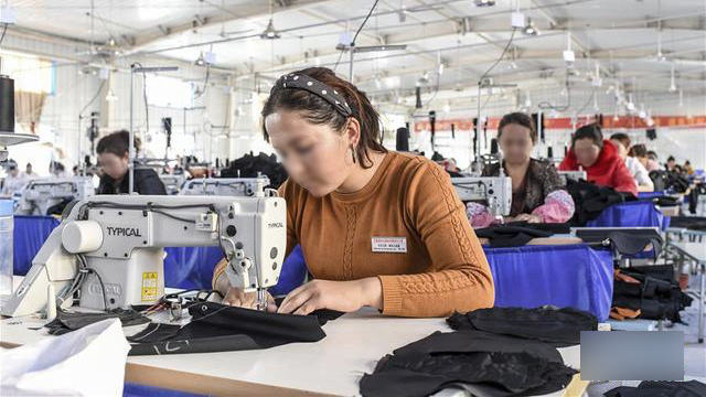 Femmes ouïghoures travaillant dans une usine dirigée par le gouvernement