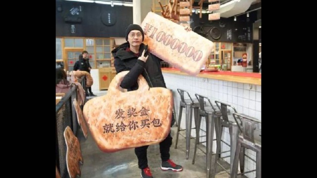 « Je t’achèterai un sac lorsque je recevrai ma prime d’un million de yuans ». Le nouveau style du « naan » « ouïghour » en vente dans le centre commercial haut de gamme Wanda à Urumqi.