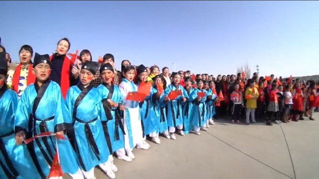 Les enfants ouïghours sont forcés à porter les costumes nationaux chinois anciens pour célébrer le festival du printemps chez les Ouïgours, Norouz.