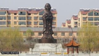 La statue hybride avec le corps de Guanyin et la tête de Confucius.
