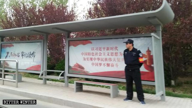 Un agent de sécurité à l’arrêt de bus de Qingdao.