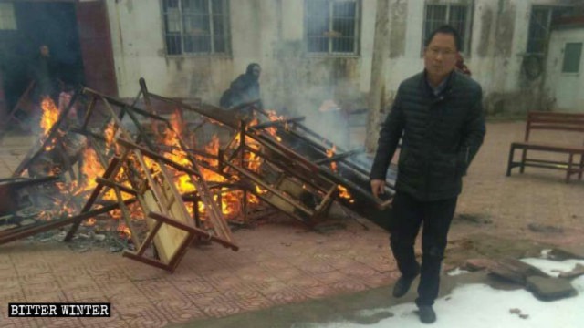 Les bancs et les coussins de l’église ont été brûlés.
